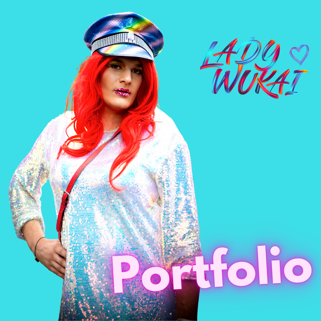 Blauer hintergrund mit Lady Wukai in einem schimmerden Paillettenkleid, einem farbigen Hut und einer roten Perücke. Im Vordergrund der pinke Text "Portfolio"