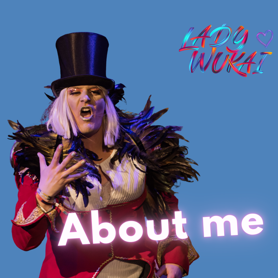 Blauer Hintergrund mit Lady Wukai als Dagobert Duck und dem Text "About me" im vordergrund